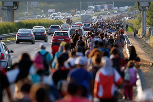 Виза в Австрию - Австрия вышла из Шенгена Сотни мигрантов идут пешком из Будапешта к австрийской границе